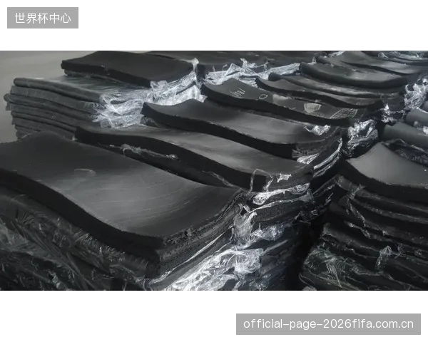 当高速碰撞测试暴露了天然材料的不稳定性，对“天然软木-橡胶”复合体的路径依赖，是否已成为棒球器材创新的最大阻碍？